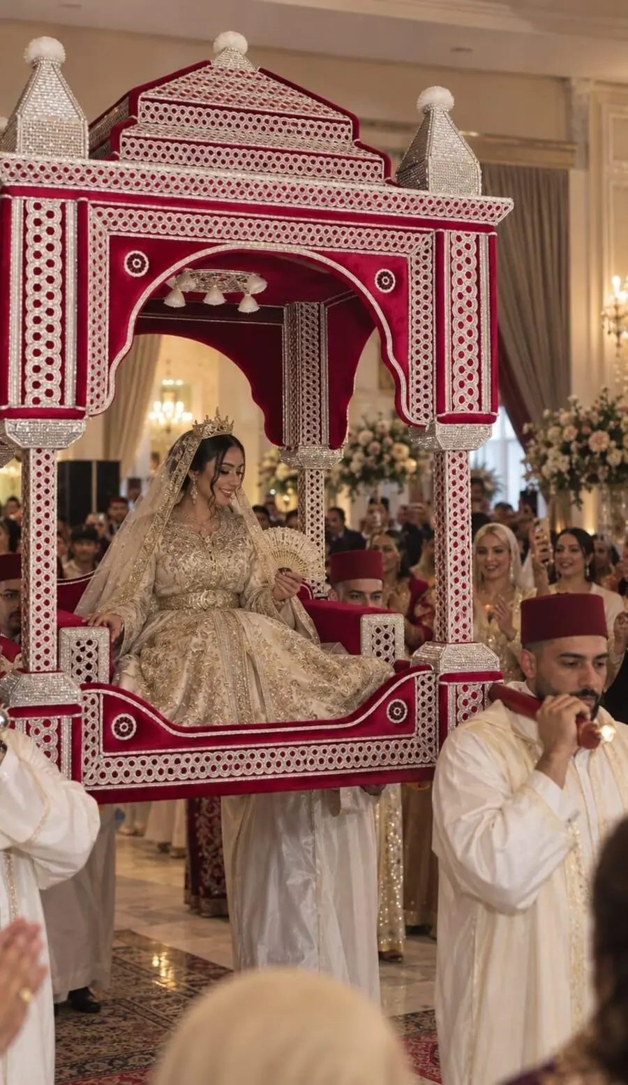 Mariée portée sur l'ammaria Dalia lors de son entrée