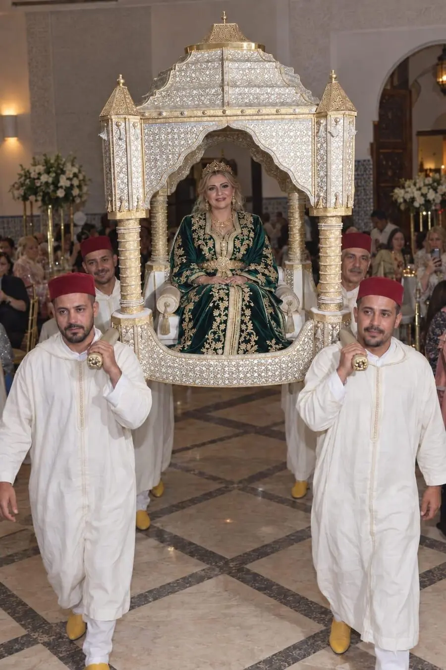 Mariée portée sur l'ammaria Jawhara lors de son entrée